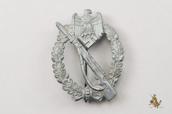 Scooped Back Infantry Assault Badge in Silver