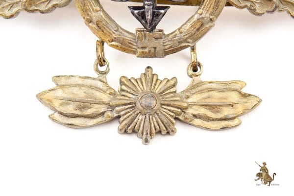 Luftwaffe Long Range Fighter Clasp in Gold with Pennant - Osang - Image 3