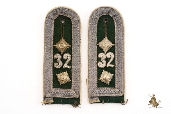 Infantry Oberfeldwebel Shoulder Straps - 32nd Regiment - Image 3