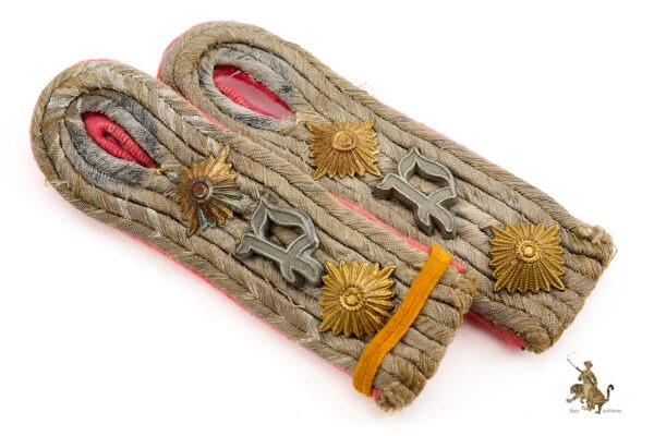 Panzerjäger Hauptmann Shoulder Boards