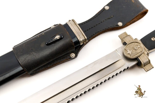 Red Cross Hewer with Frog - Image 3